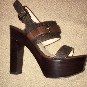 MICHAEL KORS CHUNKY HEELS 👠 SIZE 6 1/2